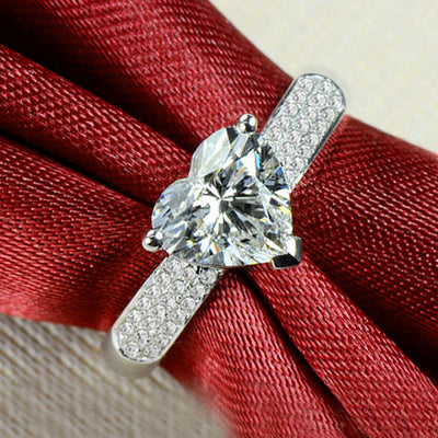 Luxurious Women Engagement Ring